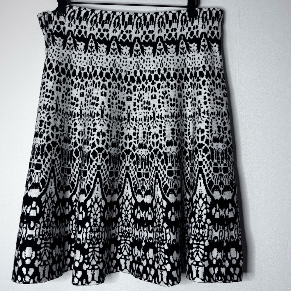Roz and Ali black and white knit sweater skirt large
